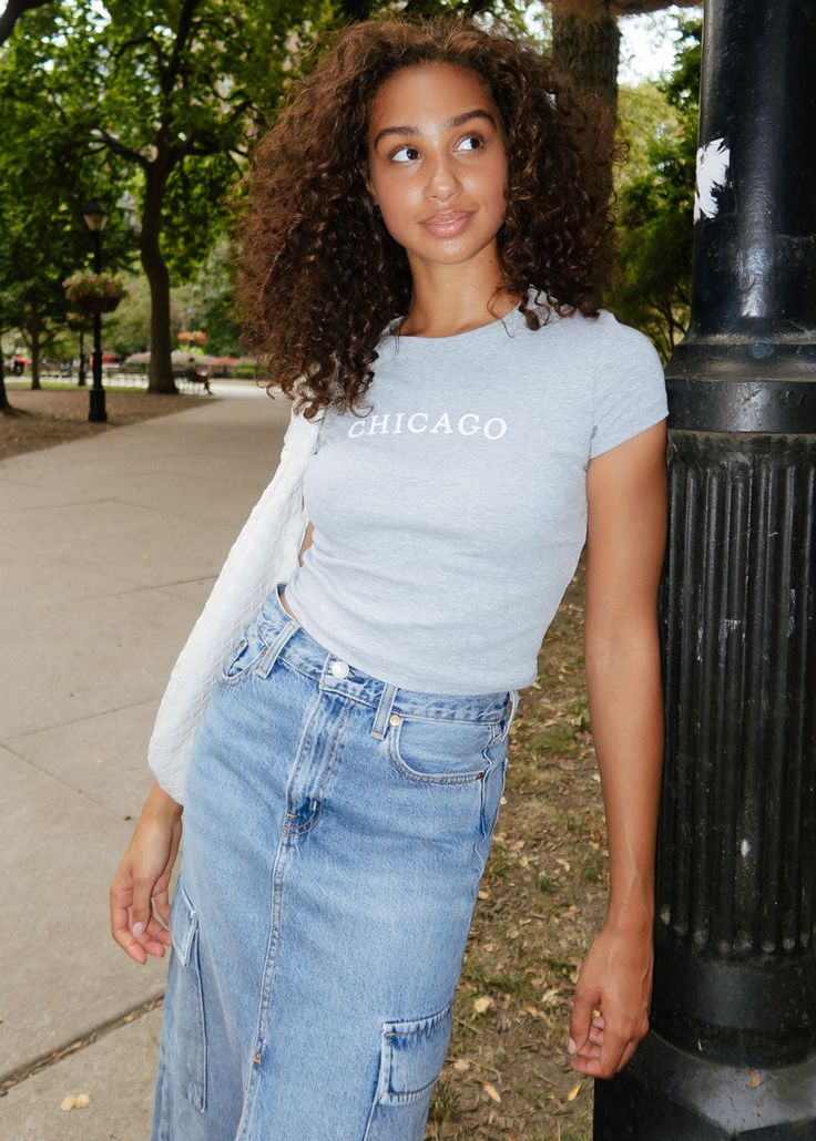 **Alice & Wonder original design** The perfect crop tee to throw on with jeans for a casual day in everyone's fav city .Micro blend rib baby tee with "Chicago" arch puff printed on front.Alice & Wonder logo printed small at back of neck. Model is wearing a size S. Fitted Casual Cropped T-shirt For Fall, Trendy Cotton Cropped T-shirt For Everyday, Casual Letter Print Cropped T-shirt For Spring, Trendy Relaxed Fit Cropped T-shirt For Spring, Casual Cropped T-shirt For Spring Streetwear, Casual Spring Cropped T-shirt For Streetwear, Urban Cotton Cropped Tops, Urban Style Cropped Cotton Tops, Trendy Cropped T-shirt For Spring Day Out