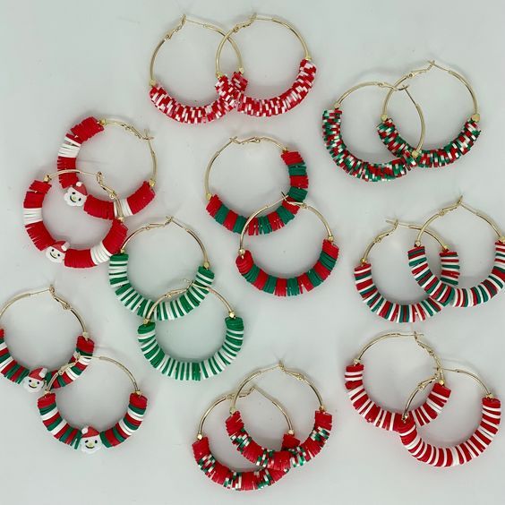 Earrings With Clay Beads, Flat Bead Earrings, Flat Bead Earring Ideas, Christmas Hoop Earrings, Christmas Earrings Ideas, Diy Earrings Christmas, Clay Beaded Earrings, Clay Beads Earring Ideas, Clay Beads Jewelry Ideas