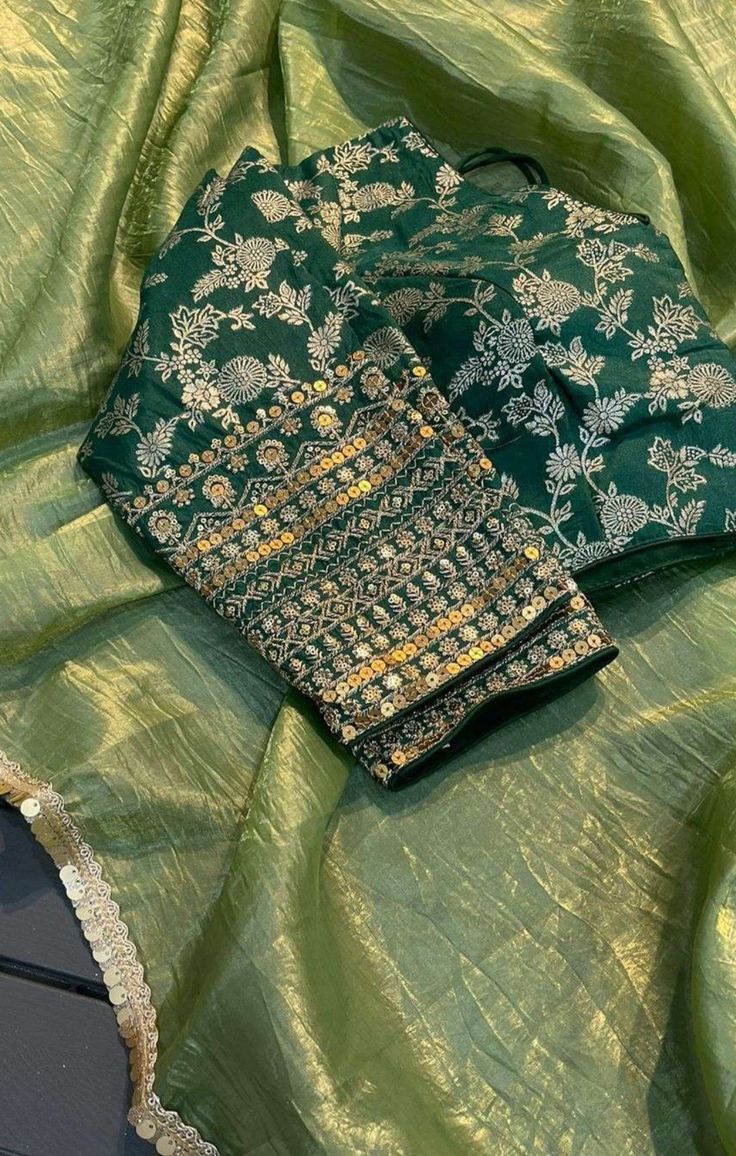 Contrast Colour Combination Lehenga, Mehandi Green Saree Contrast Blouse, Sarees Colour Combinations, Gold Saree With Contrast Blouse, Green Silk Blouse Designs, Green Saree Contrast Blouse, Contrast Colour Combination, Green Colour Saree, Green Blouse Designs