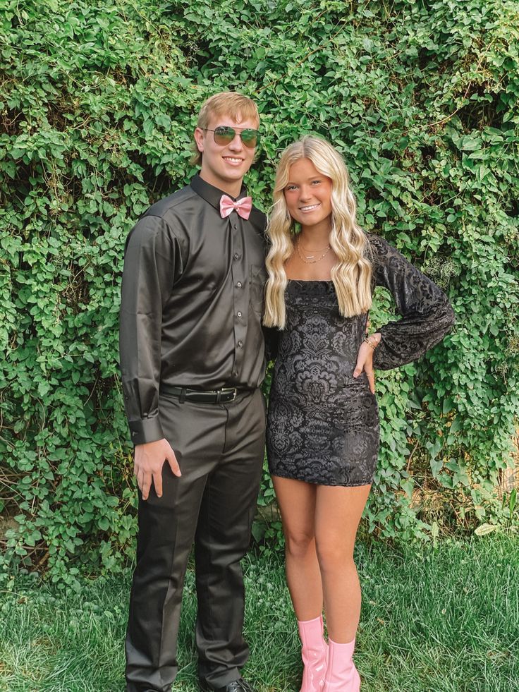 Hoco Color Ideas, Green Hoco Dress Couple, Black Hoco Couple Outfits, Couple Outfits Black, Hoco Couple Outfits, Homecoming Couples Outfits, Homecoming Couples, Homecoming Couple, Homecoming 2023