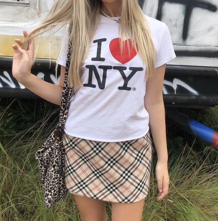 Harajuku Goth, 2000s Streetwear, New York T Shirt, Trendy Crop Tops, How To Fold Sleeves, Trendy Streetwear, I Love Ny, Baby Tees, Y2k Top