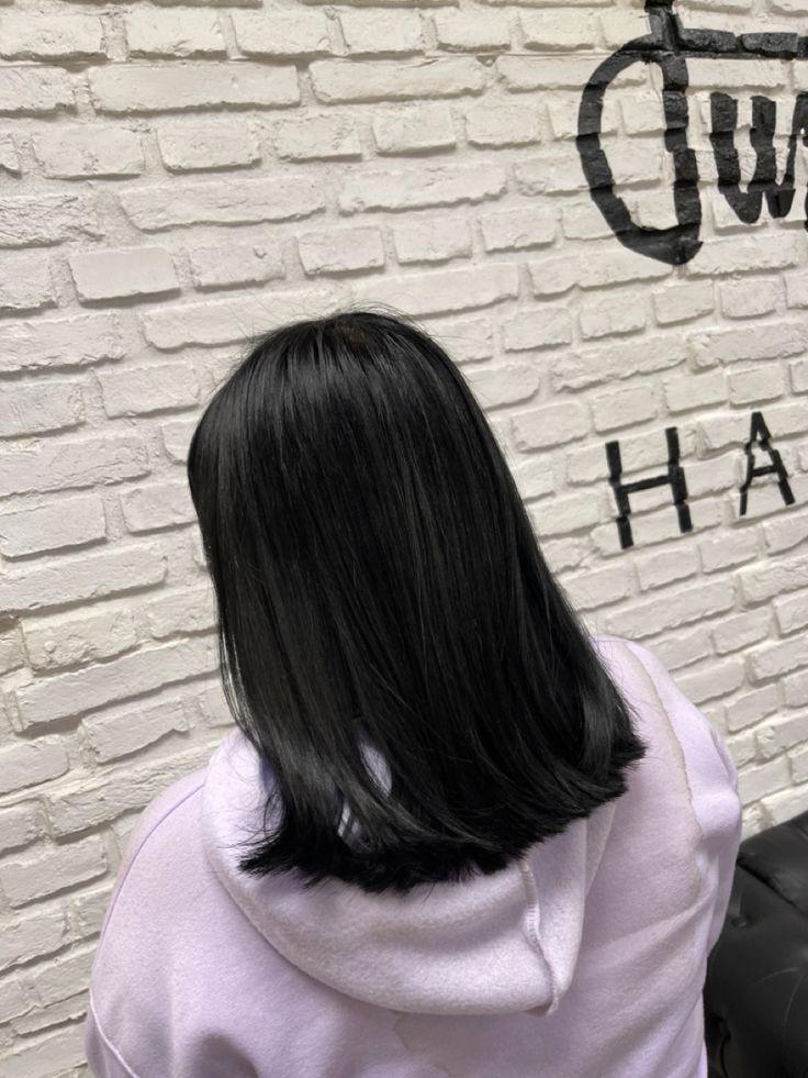 Black Hair Haircuts, Black Hair Short, Middle Length Hair, Medium Black Hair, Middle Hair, Short Hair Cut, Short Black Hair, Black Hair Aesthetic, Straight Black Hair