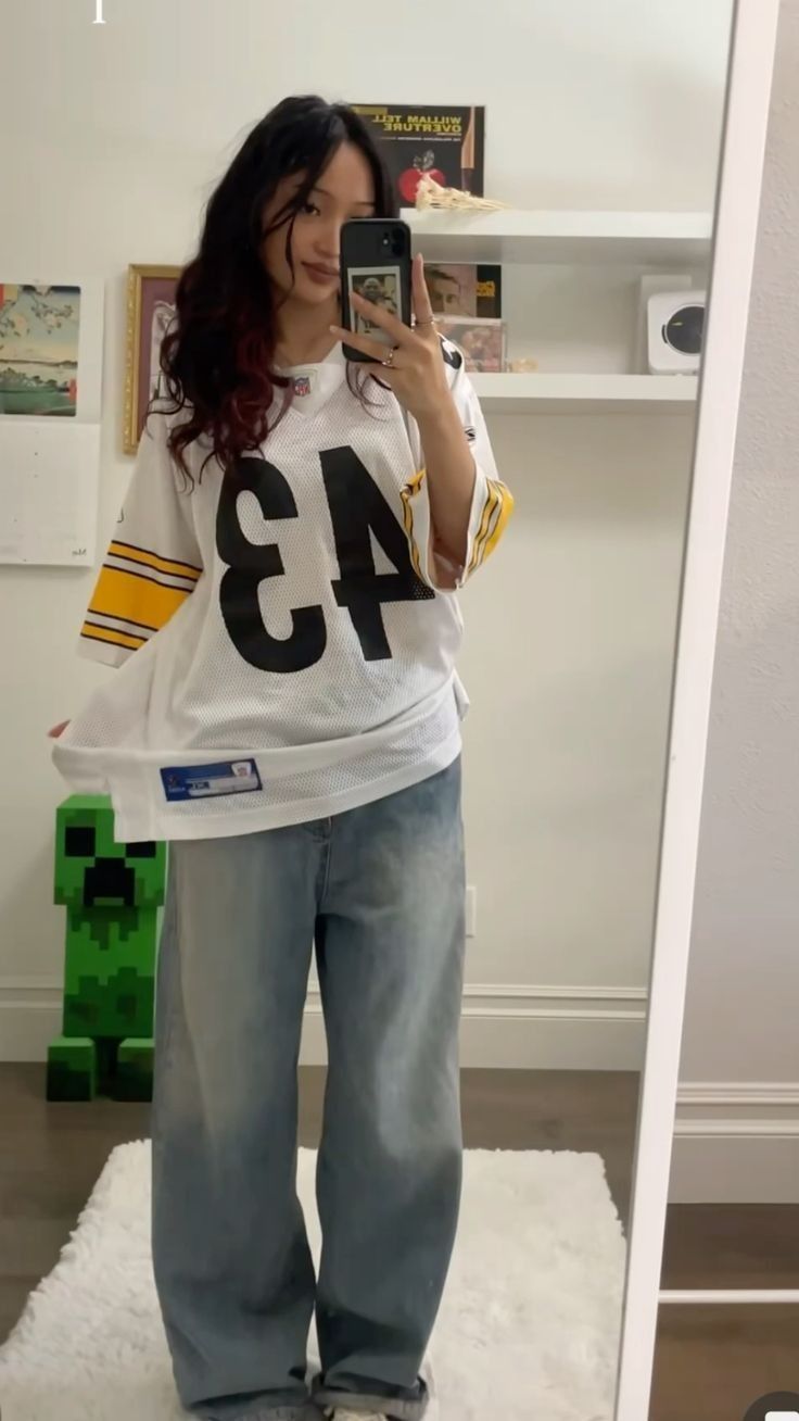 Jersey Baggy Jeans Outfit, Baggy Jeans And Jersey Outfit, Outfit Inspo Baggy Pants, Baggy Jersey Outfit Women, Baggy Jeans Inspo Outfit, Jersey And Baggy Jeans Outfit, Styling A Baggy Shirt, Jersey Outfit With Jeans, Outfit Ideas Jersey