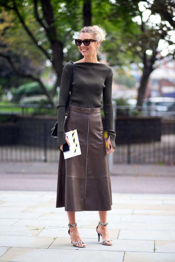 Кожаная юбка London Street Style Spring, Street Style Skirt, Long Leather Skirt, Fancy Skirts, Brown Leather Skirt, Style Désinvolte Chic, London Fashion Weeks, London Fashion Week Street Style, Brown Skirt