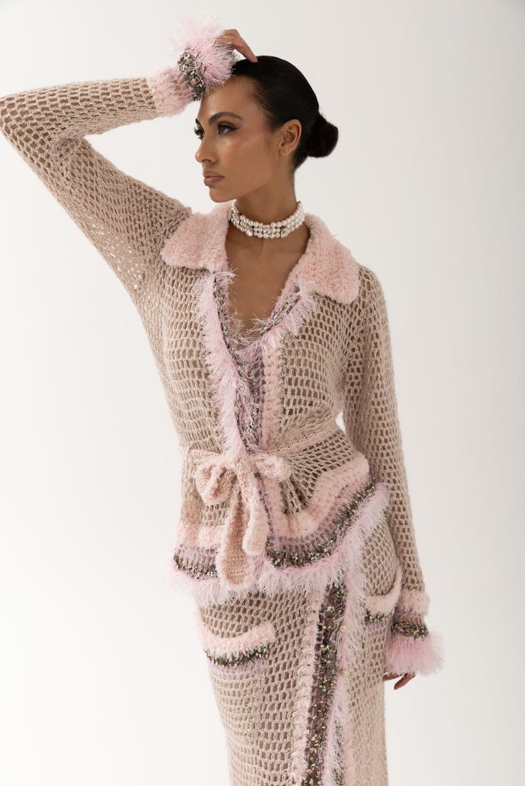 ANDRÉEVA | Cardigan court en tricot fait main rose bébé – ANDREEVA Elegant Pink V-neck Cardigan, Spring Mohair V-neck Cardigan, Chic Pink V-neck Cardigan, Feminine Pink Knit Cardigan, Elegant Pink Knit Outerwear, Fitted Mohair Chic Cardigan, Elegant Mohair Cardigan For Spring, Elegant Pink Knitted Sweater, Elegant Spring Mohair Cardigan