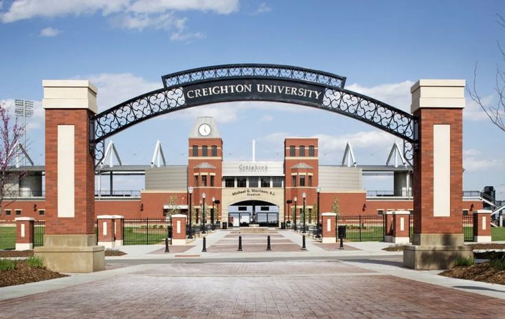 the front entrance to creighon university with an arch over it