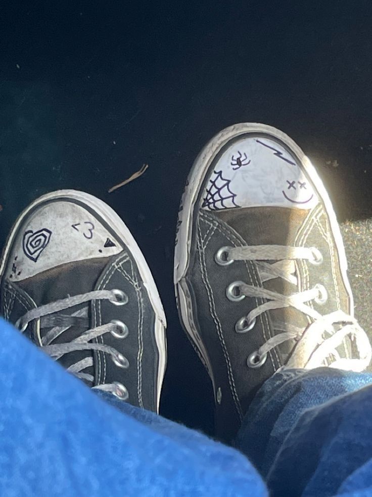 Converse Writing On Shoes, Converse Drawing, Doodle Shoes, Alt Shoes, Aesthetic Converse, Converse Design, Grunge Shoes, Converse Aesthetic, Futuristic Shoes