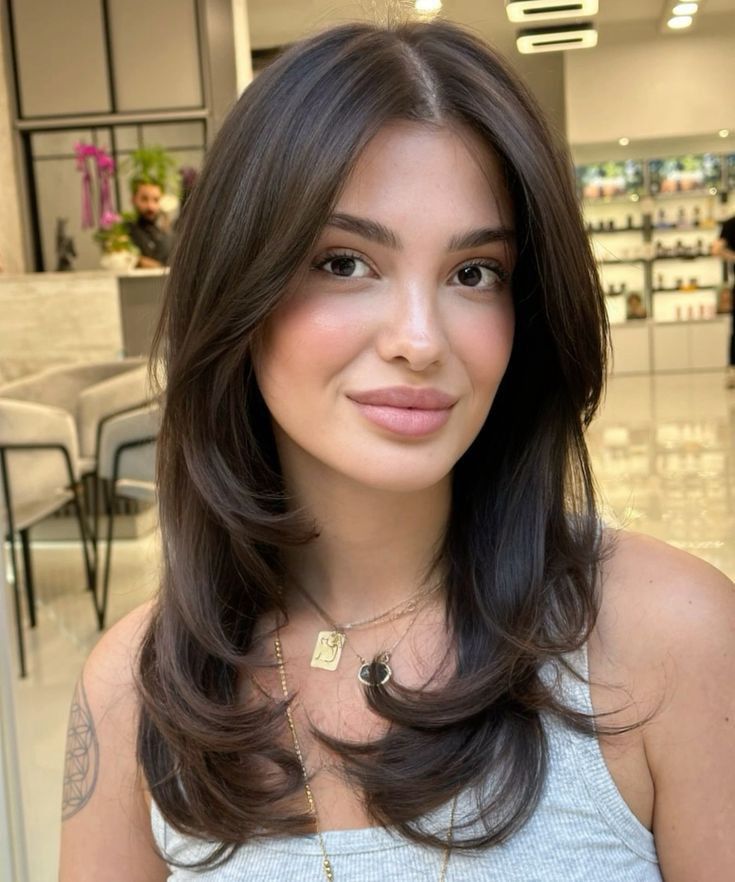 Mid Long Layered Haircuts, Brown Highlights Mid Length, Mid Length Hair Inspo Haircut, Mid Layer Haircut, Long Layered Hair Mid Length, Below Collarbone Haircut, Mid Length Hair Butterfly Haircut, Butterfly Cut Mid Length, Hair Mid Length Wavy