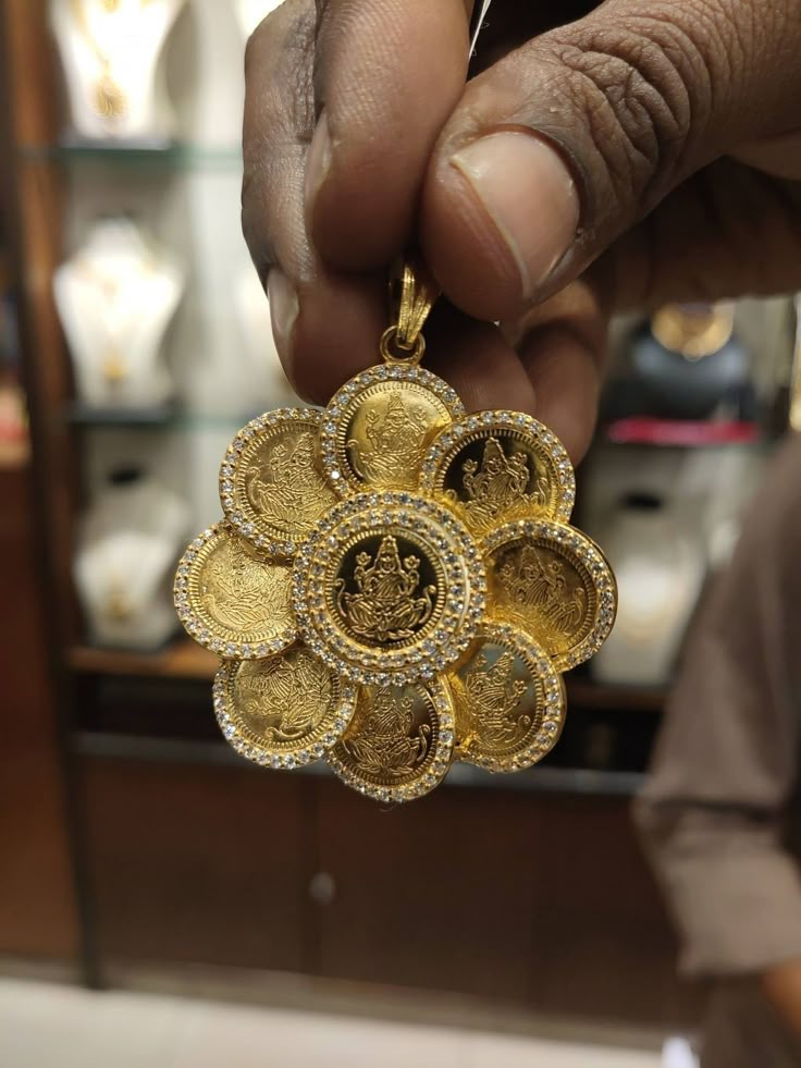 Laxmi loket Kasu Haram, Beautiful Gold Pendants, Beautiful Gold Earrings, Gold Coin Jewelry, Jewelry Gold Earrings, Pinterest Jewelry, Lakshmi Devi, Gold Jewelry Outfits, Pendant Sets