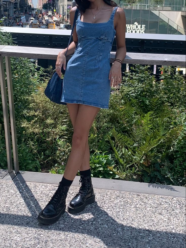 Vintage Jean Dress Outfit, Denim Mini Dress Outfit Summer, Fall Jean Dress Outfits, Vintage Denim Dress Outfit, Styling Jean Dress, 70s Denim Dress Outfit, Jeans Under Dress Outfit Y2k, Denim Dress Outfit 2023, Denim Dress Outfit Aesthetic