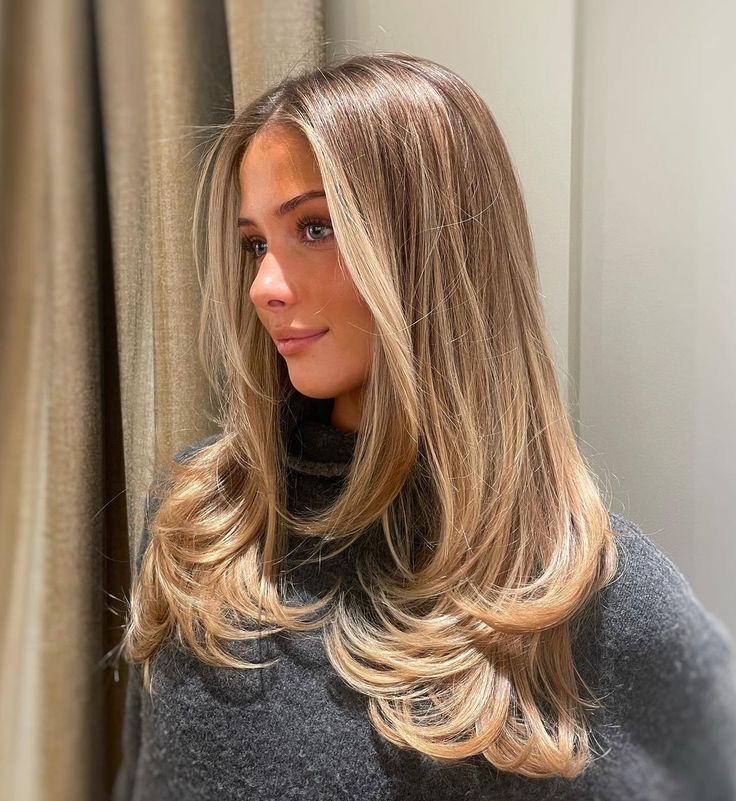 Subtle Hair Layers, Mary Ralph Lawson Hair, Lived In Caramel Blonde, Blond Brown Hair Color, Hair Colour Ideas Natural, Hair Colour Inspo Brunettes, Blonde Hair Old Money, Honey Brown Hair Blonde Highlights, Mousy Blonde Hair With Highlights