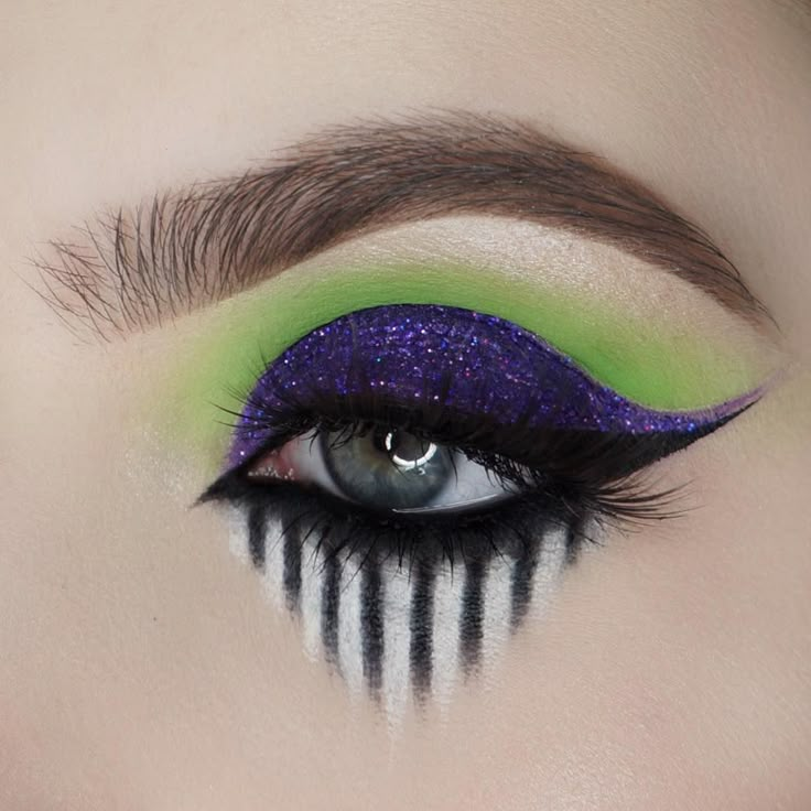 Sandworm Beetlejuice Makeup, Beetle Juice Makeup Halloween, Beetle Juice Eye Makeup, Beetlejuice Makeup Female Glam, Cute Beetlejuice Makeup, Beetle Juice Inspired Makeup, Beatle Juice Make Up, Beetlejuice Costume Female Makeup, Glam Beetlejuice Makeup