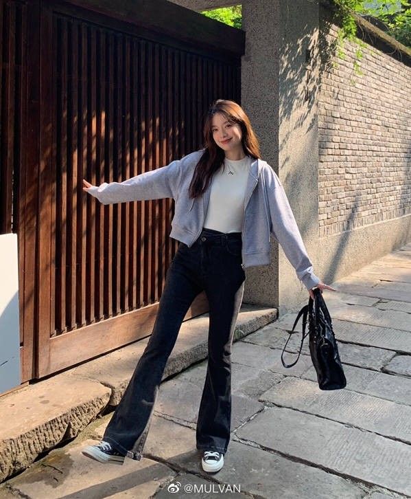 Flare Jeans Outfit, Mode Ulzzang, Simple Casual Outfits, Simple Style Outfits, Korean Outfit Street Styles, Chique Outfits, Winter Fashion Outfits Casual, Korean Casual Outfits, Everyday Fashion Outfits