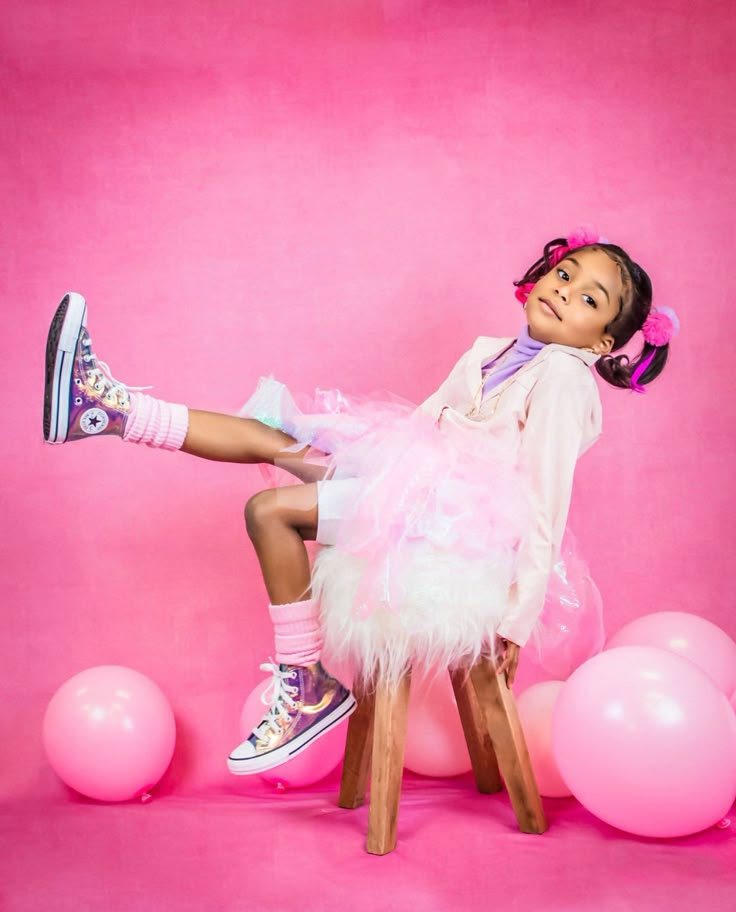 Kids Fashion Photoshoot, Fashion Photoshoot Ideas, Photoshoot Birthday, Mini Photo Sessions, Studio Photoshoot Ideas, Barbie Kids, Family Portrait Poses, Studio Poses, Kids Studio