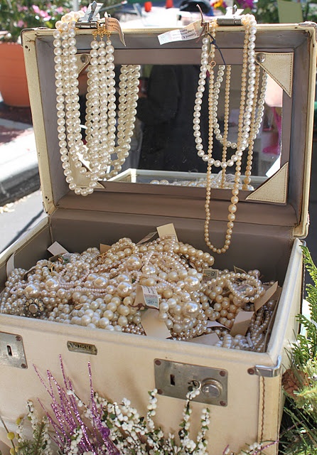 vintage make-up case filled with pearls, pearls, and more pearls ~sigh~ Pearl Love, Wear Pearls, Pearl And Lace, Pearls Necklace, Epilator, Treasure Chest, Makeup Case, 인테리어 디자인, Jewellery Display