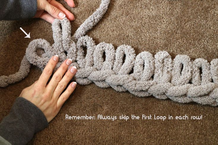 someone is working on something that looks like a snake's tail, with the words remember rugs slip the first loop in each hour