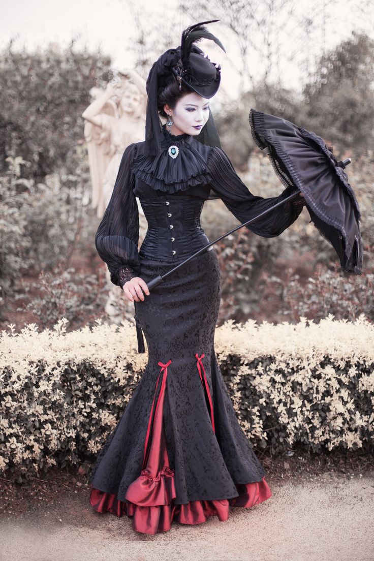 Mode Steampunk, Victorian Vampire, Goth Subculture, Victorian Goth, Romantic Goth, Victorian Clothing, Gothic Beauty, Gothic Outfits, Goth Outfits