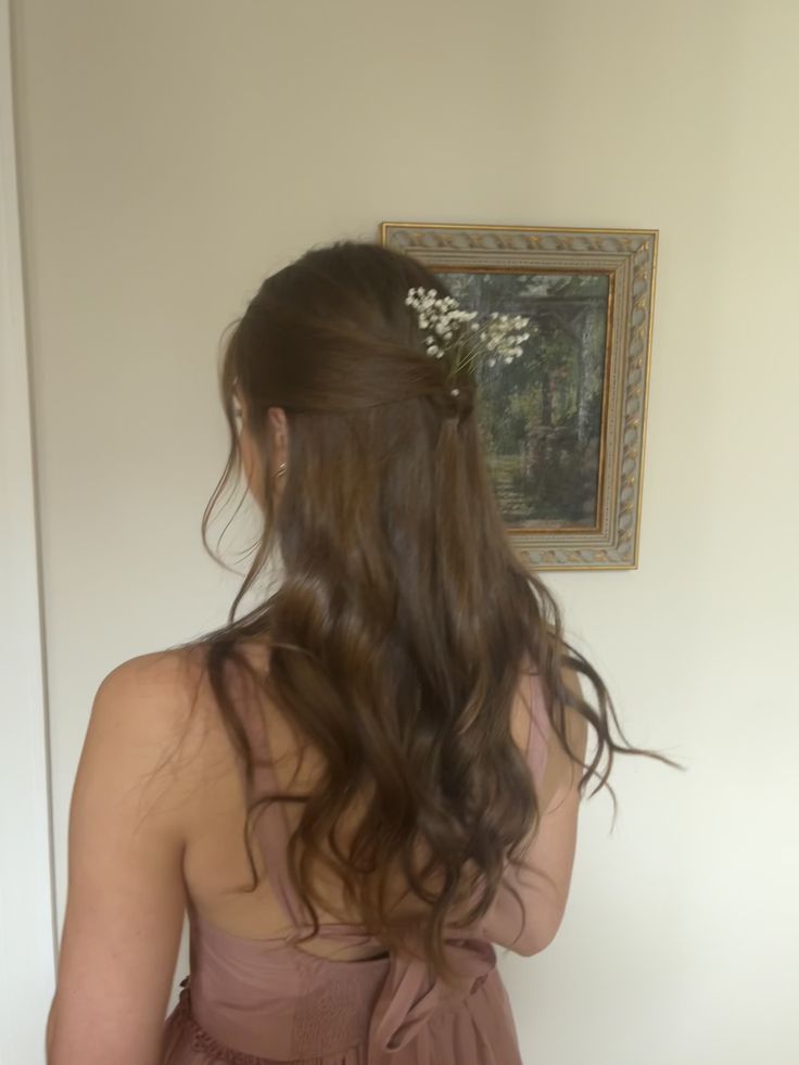 Half up half down, brunette, curled hair, baby breath flowers Baby’s Breath Flower Hair, Half Up Half Down Wedding Hair Dark Hair, Straight Hair Half Up Half Down Simple, Engagement Party Hair, Wedding Half Up, Fairy Aesthetic Hair, Brunette Curled Hair, Wedding Hair Brown, Half Up Half Down Hair Wedding