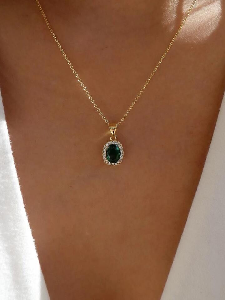 Jewlrey Aesthic, Gold And Green Jewelry, Emerald Gold Necklace, Gold Necklace With Pendant, Gold Emerald Necklace, Good Necklace, Elegant Gold Necklace, Necklaces Green, Emerald Green Jewelry