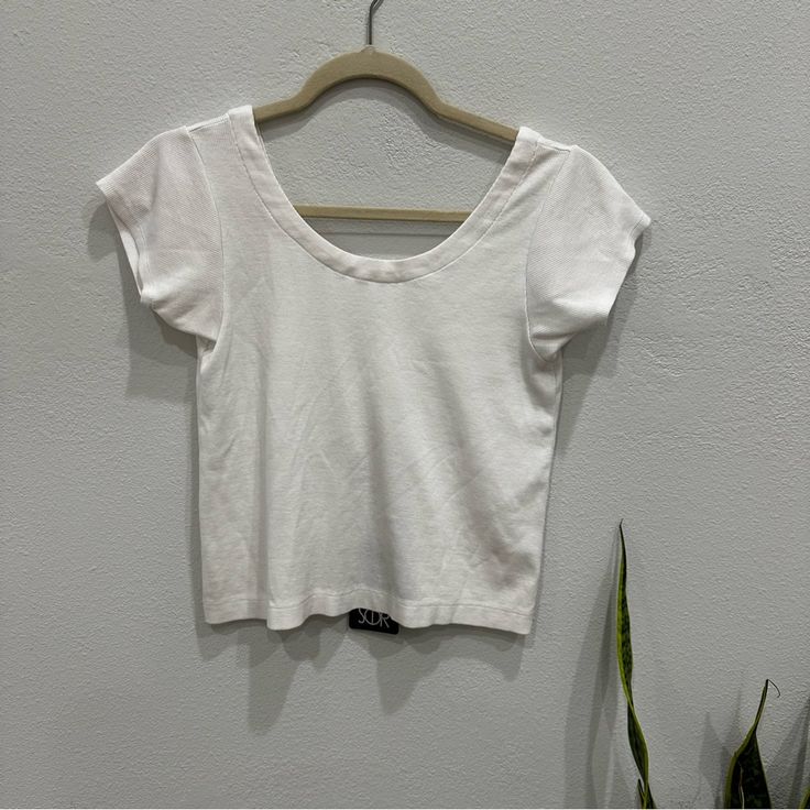 New With Tags Sample Size Small Ribbed White Cutout V Back Casual Crop Top With Ribbed Neckline, Casual Everyday Ribbed Tops, Ribbed Cropped Tops For Everyday, Basic Everyday Tops For Spring, White Scoop Neck Top For Day Out, Scoop Neck Tops For Day Out, Fitted Scoop Neck Top For Day Out, Ribbed Scoop Neck Top For Day Out, Basic Solid Color Tops For Spring