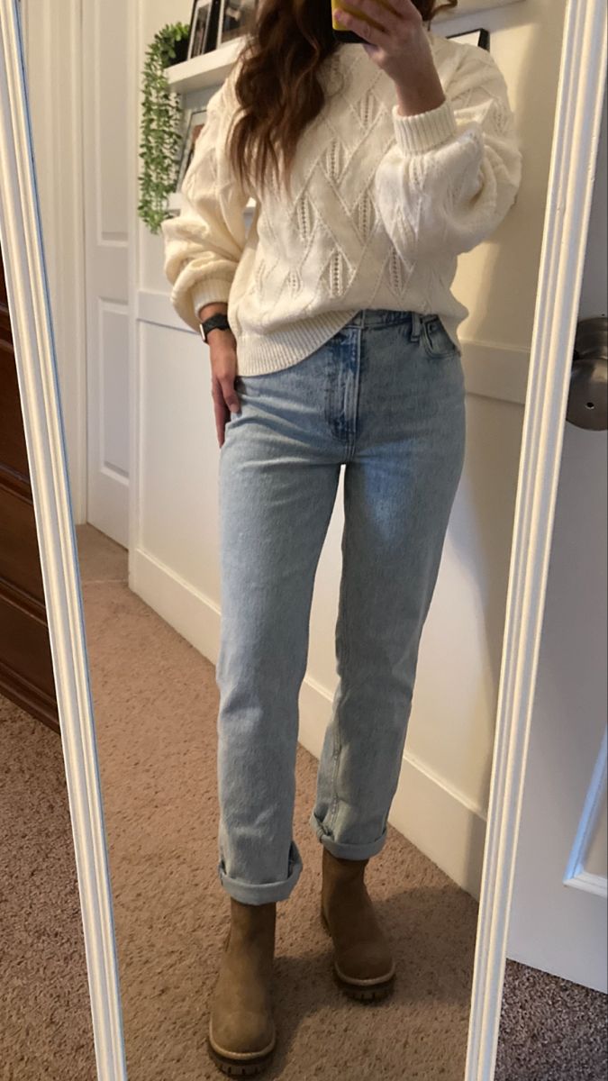 Autumn Mom Jeans Outfit, Outfits Con Jeans Mom Invierno, Chelsea Boots Fall Outfit, Crewneck And Jeans Outfit, Jeans And Crewneck Outfit, Jeans Tricks, Chelsea Boots Fall, Fall Boot Outfits, Light Denim Jeans Outfit