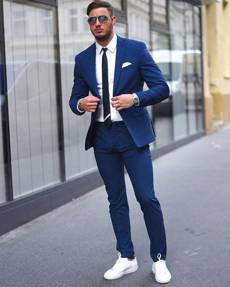 Logra un estilo deportivo sin verte informal | Blog Ferrato Mens Clothing Trends, Social Clothes, Suits And Sneakers, Sneakers Outfit Men, Men's Business Suits, Blue Suit Men, Blue Suit Wedding, Formal Men Outfit, Prom Suits