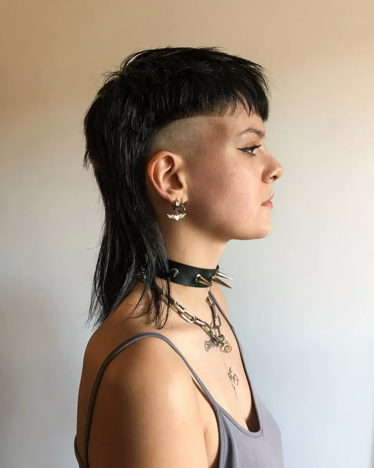 Trendy Mullet For Women, Mohawk Mullet Woman, Mullets On Women, Undercut Mullet Women, Women’s Mullet, Colored Mullet, Mullet Shaved Sides, Mullet Tomboy, Goth Mullet