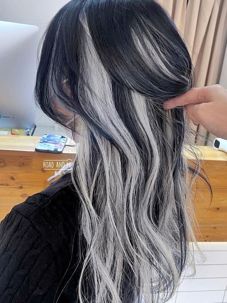 long black waves with silver underneath color Blonde Peekaboo Highlights, Black Hair With Blonde Highlights, Black And Grey Hair, White Hair Color, Black Hair With Highlights, Hair Streaks, Dyed Hair Inspiration, Pretty Hair Color, Hair Stylies