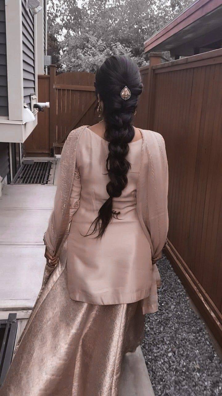 Hairstyles With Traditional Outfit, Hairstyles On Salwar Suit, Jaggo Hair Styles Punjabi, Chutiya Hairstyle, Hairstyle On Suit, Punjabi Wedding Hairstyles, Pakistani Hairstyles For Eid, Hairstyles With Suits Indian, Parandi Hairstyle