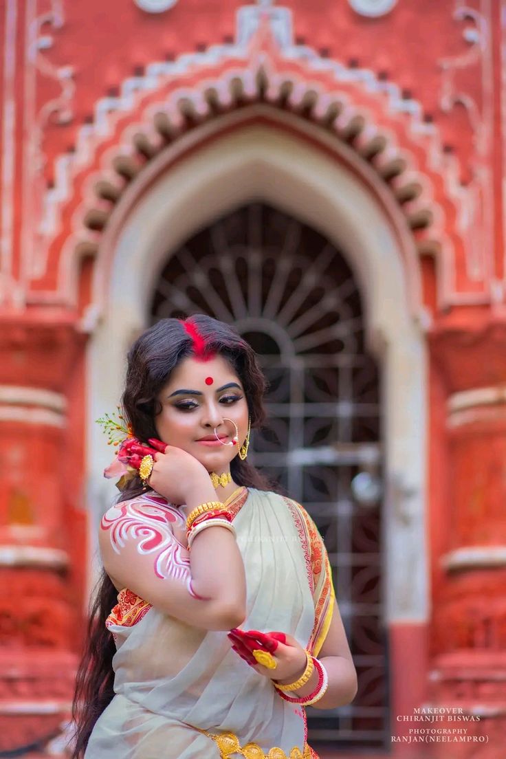 Agomoni Shoot, Painting Poses, Durga Puja Kolkata, Durga Ma, Maa Durga Photo, Durga Pooja, Indian Wedding Poses, Kolam Design, Saree Photos