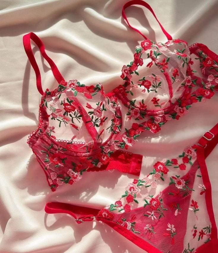 This vintage red bralette set is perfect for anyone seeking an elegant and romantic style! Featuring sheer tulle fabric and delicate rose motifs, it adds a nostalgic charm to your lingerie collection. Both stylish and alluring, this set is ideal for making you feel special whether it's for a special occasion or everyday wear. Here are the key features of this bralette set: Fabric: Made from sheer tulle, this fabric is lightweight and delicate, providing a soft and airy feel. It adds a touch of e Bra Jewelry, Sleepwear Fashion, Red Bra, Cute Bras, Cute Lingerie, Cute Pajamas, Lingerie Outfits, Red Lingerie, Pretty Lingerie