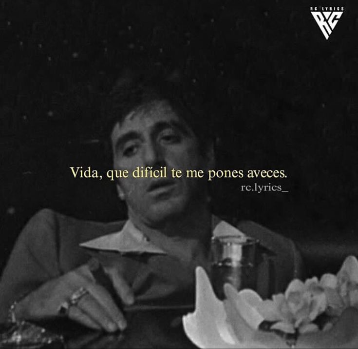 a man sitting at a table with a drink in his hand and the words vidia que diffiti te ponees aveces on it