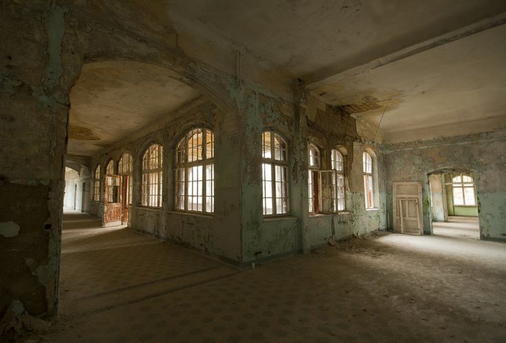 an empty room with lots of windows in it