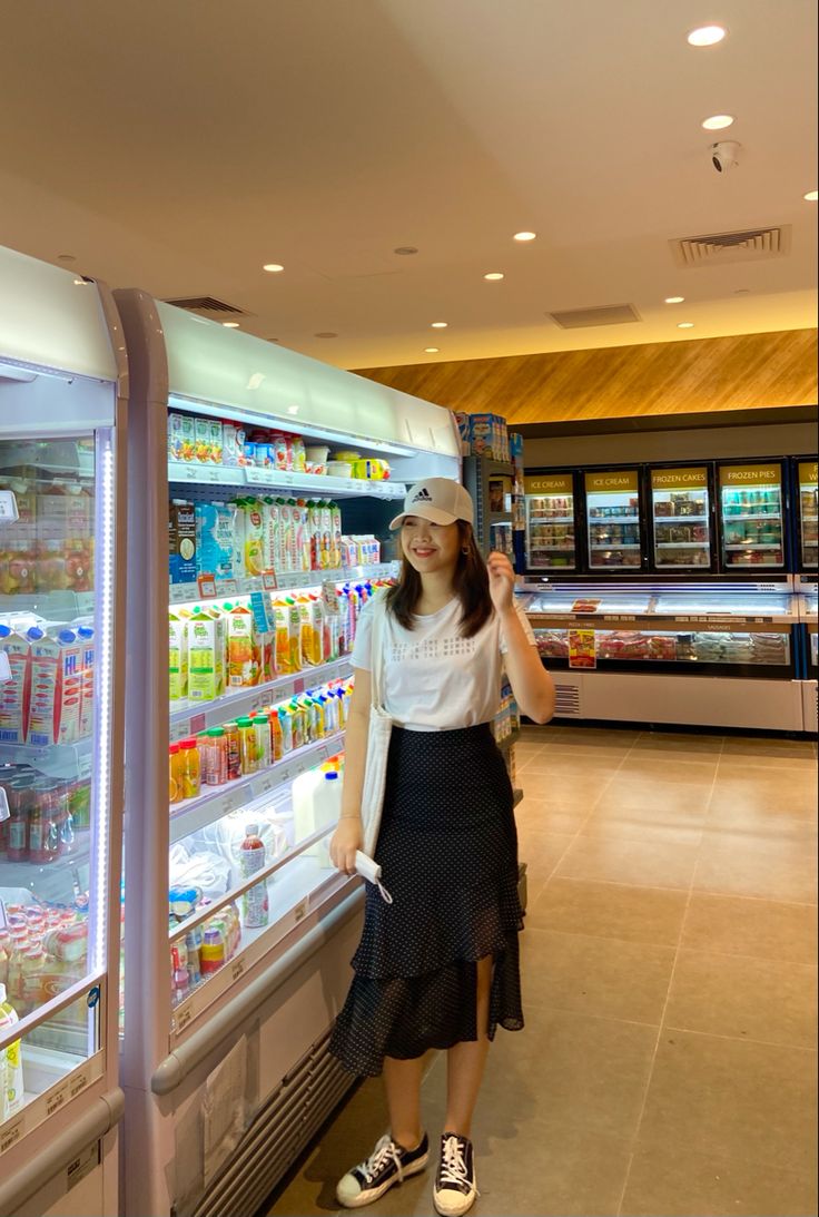 Korean Cap Outfit, Grocery Outfits, White Baseball Cap Outfit, Korean Outfits Casual, Baseball Cap Outfit Summer, Outfit Converse, Fit Aesthetic, Baseball Cap Outfit, Black And White Fashion