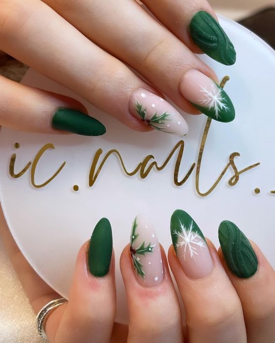 #BEAUTY, #RELATIONSHIPS #Fashion #Animals #Outfits #Winter Outfits #Animals Nail Art December, Yule Nail Art, Christmas Nail Green, December Nails Green, Nail December, Yule Nails, Nails Navidad, Green Christmas Nails, Nails December