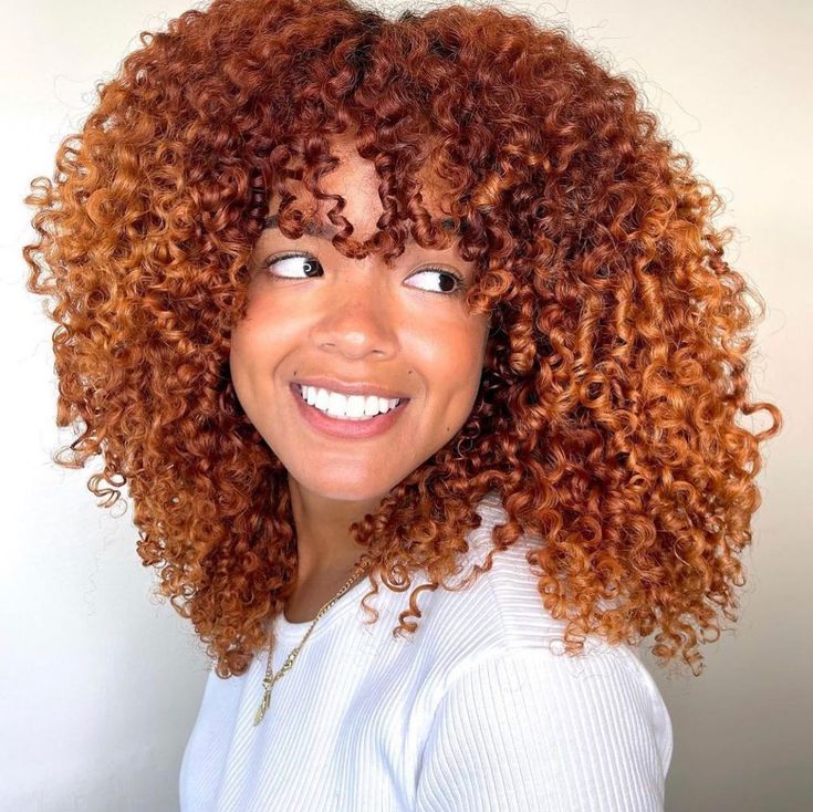 Rezo cut or a rezo hairstyle is a newer look and a modern take on curly hairstyles. A rezo hairstyle is a specific type of cut that compliments natura... Rezo Haircut, 3c Haircuts, Type 3b Hair, Rezo Cut Curly Hair, Rezo Cut, Wendy Hair, 3c Curls, Pink Hair Highlights, Cut Curly Hair