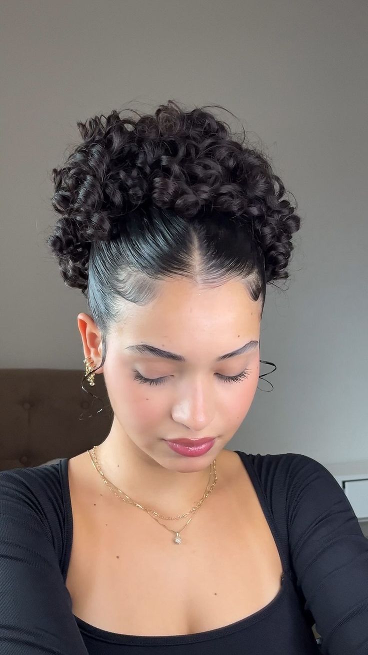 Beautiful front hairstyle Mrs Bella, Mixed Curly Hair, Cute Curly Hairstyles, Medium Curly Hair Styles, Curly Hair Styles Easy, Natural Curls Hairstyles, Hairdos For Curly Hair, Curly Hair Inspiration, Curly Girl Hairstyles