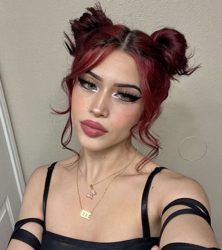 Punk Makeup Looks, Y2k Makeup Looks, Dramatic Eyeliner, Festival Make Up, Punk Makeup, Rave Hair, Y2k Hairstyles, Simple Makeup Tips, Long Hair Tips