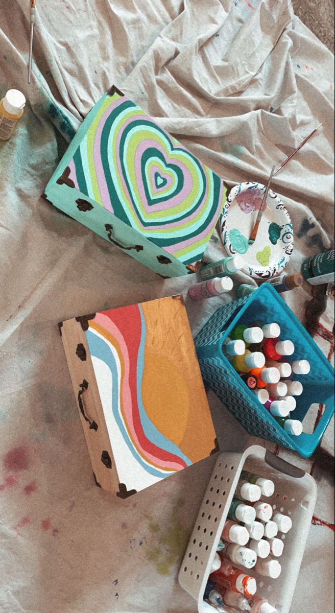 Painting Ideas On A Box Easy, Memory Boxes Aesthetic, Shoebox Painting Ideas Aesthetic, Shoe Box Painting Ideas Aesthetic, Decorated Memory Boxes, Memory Box Painting Ideas Aesthetic, Memory Box Ideas Aesthetic, Sophomore Memory Box Ideas, Senior Memory Box Ideas Paint