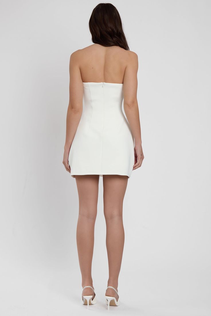 Meet our luxurious Solene Dress - a white strapless pocket mini dress with the perfect silhouette. Crafted with a stretch knit fabric, the fitted bodice effortless sculpts to the bodies natural curves with a slight shaping effect at the hips providing the LEAU fit we are known for. The dress slips down to a mini length and is accompanied by faux pockets at the hips for a classic yet elegant dress you will keep in your wardrobe for years to come. Bridal Mini, Odd Muse, High Waist Long Skirt, Long Skirt Outfits, Plain Dress, Bodycon Floral Dress, Dresses Xxl, Bustier Dress, Halter Mini Dress