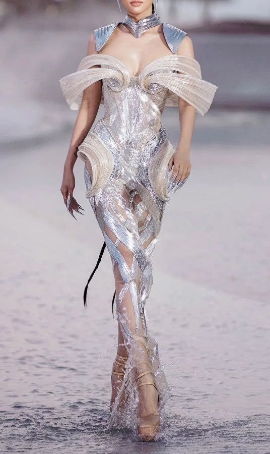 Futuristic Fashion Women, Prefall 2023, Robot Fashion, Alien Fashion, Evermore Fashion, Pre Fall 2023, Sci Fi Fashion, Conceptual Fashion, Iris Van Herpen