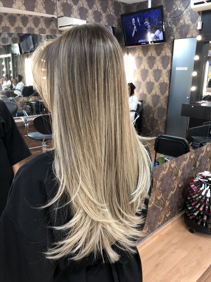 Dimensional Blonde On Black Hair, Black Balayage Hair Blonde, Blonde Balayage On Dark Hair Bon, Brown To White Blonde Balayage, Blonde Balayage With Black Roots, Healthy Blonde Balayage, Blonde Hair Black Roots Balayage, Cool Tone Blonde With Lowlights, Full Balayage Blonde Dark Roots