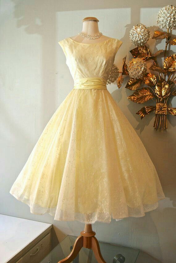 Cute Vintage yellow dress Lemon Chiffon, Look Retro, Vintage Prom, Fashion 1950s, Chiffon Floral, Prom Dresses Vintage, Retro Mode, Vestidos Vintage, 50s Dresses