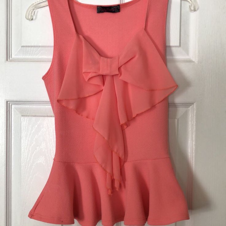 Body Central Peach Blouse Size M Peach V-neck Summer Blouse, Summer Peach V-neck Blouse, Elegant Summer Blouse In Apricot, Elegant Apricot Summer Blouse, Orange Tank Top For Spring Party, Spring Party Orange Tank Top, Spring Orange Party Tank Top, Apricot Sleeveless Tank Top For Spring, Spring Apricot Sleeveless Tank Top