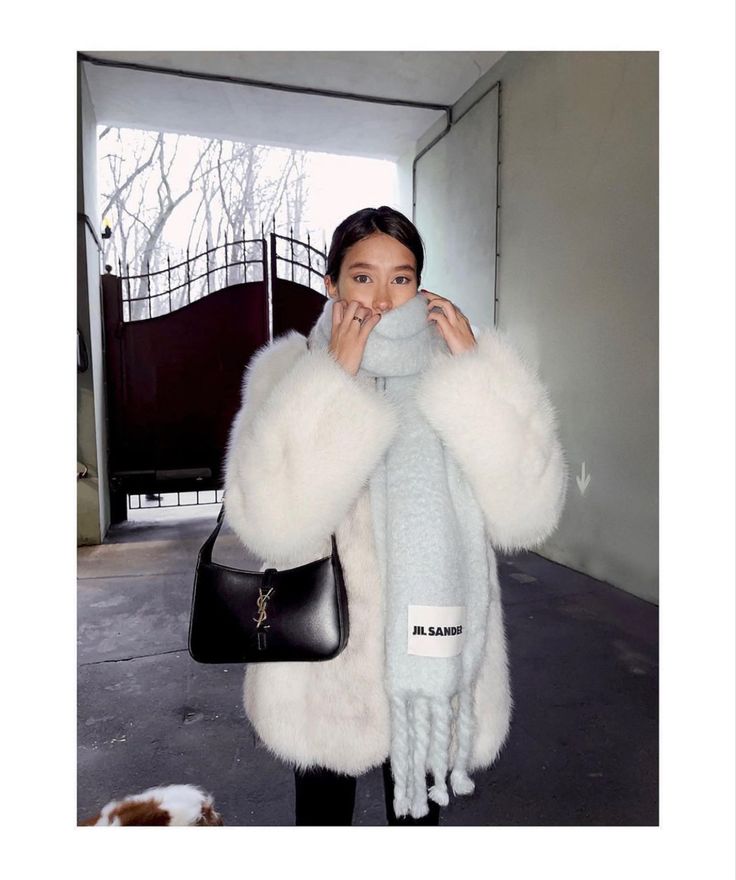 White Fur Coat Outfit, Fur Coat Aesthetic, Winter Airport, New York Runway, Fur Outfit, Outfit Ideas Aesthetic, Fur Coat Outfit, Aesthetic College, White Fur Coat