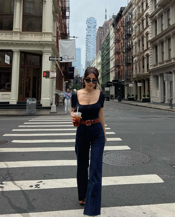 Coffee Outfit, Old Money Fashion, Looks Jeans, Money Fashion, Woman Walking, Mode Inspo, Looks Chic, Feminine Outfit, 가을 패션