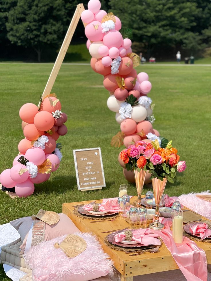 Luxury picnic decor Picnic Decor Ideas Outdoor, Cute Outdoor Birthday Party Ideas, Birthday Picnic For Two, Cute Picnic Setup Ideas, Picnic Birthday Decorations, Picnic Balloon Decorations, Graduation Picnic Party Ideas, Picnic Setup Ideas For Two, Luxury Picnic Setup Ideas