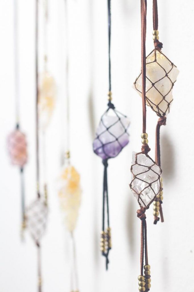 Wall Hanging Diy, Diy Crystals, Natural Rock, Diy Schmuck, Bijoux Diy, Rock Crystal, Tiny Homes, Diy Wall, Interior Design Styles