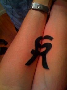 CafeMom.com : Initials Tattoo : 40 Best Tattoos That Show Husband Love -- Rob and Sasha's couple tattoo is complete when they put their arms together. It's both of their initials -- S and R -- artfully put together. How sweet is that? Clever, too. Couples Tats, Child Tattoos, Tattoo Initials, Ashley Allen, Couple Tattoos Love, Coordinates Tattoo, Couples Tattoo, Red Heart Tattoos, Couples Initials