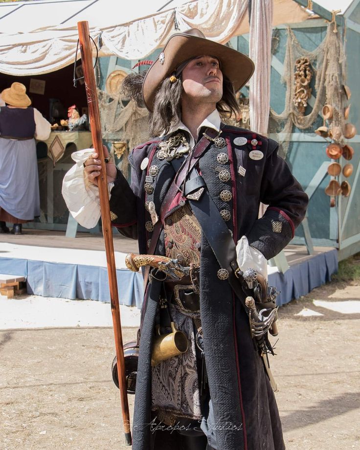 a man dressed in an old fashion costume